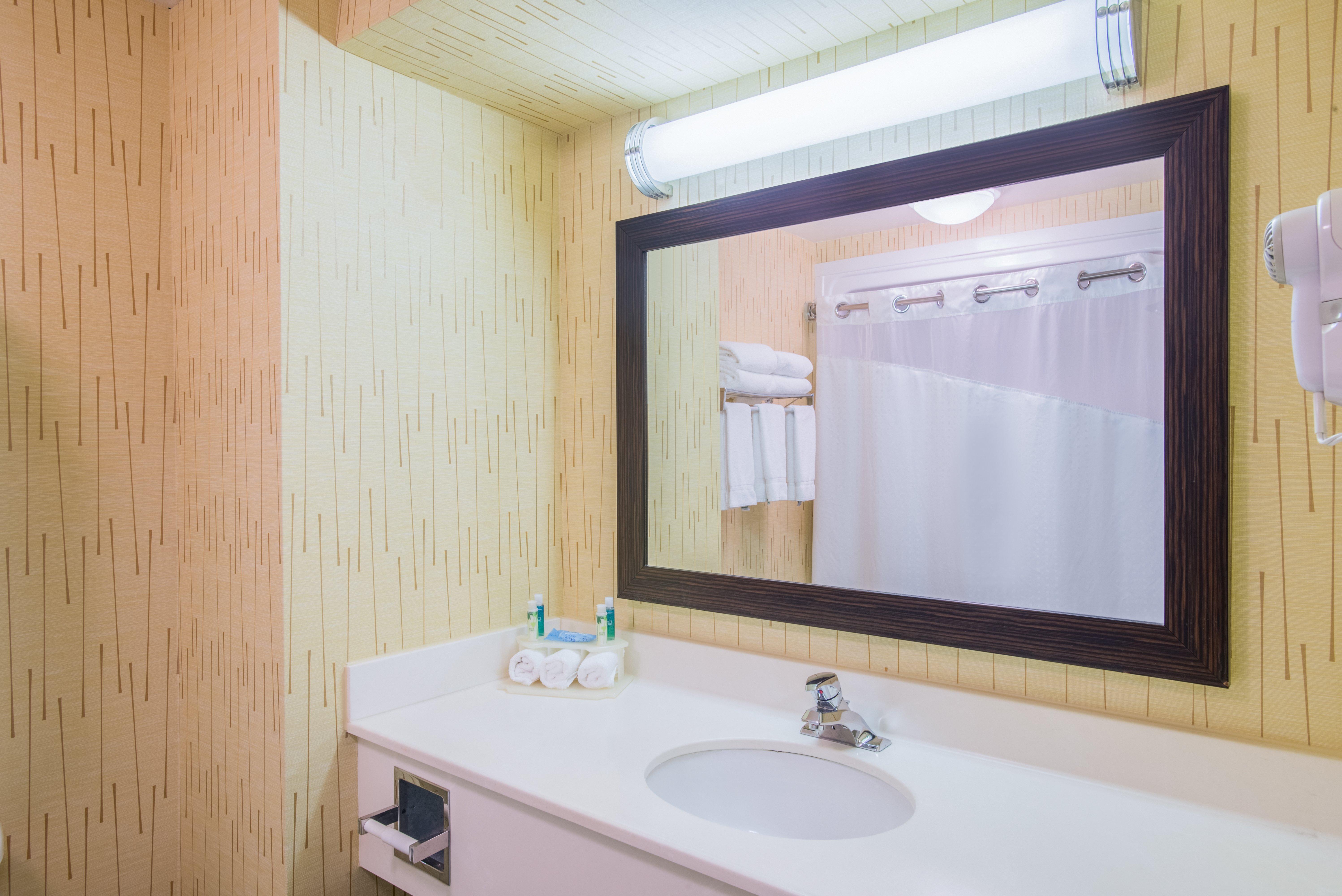 Holiday Inn Express Hotel & Suites Brattleboro By Ihg Extérieur photo
