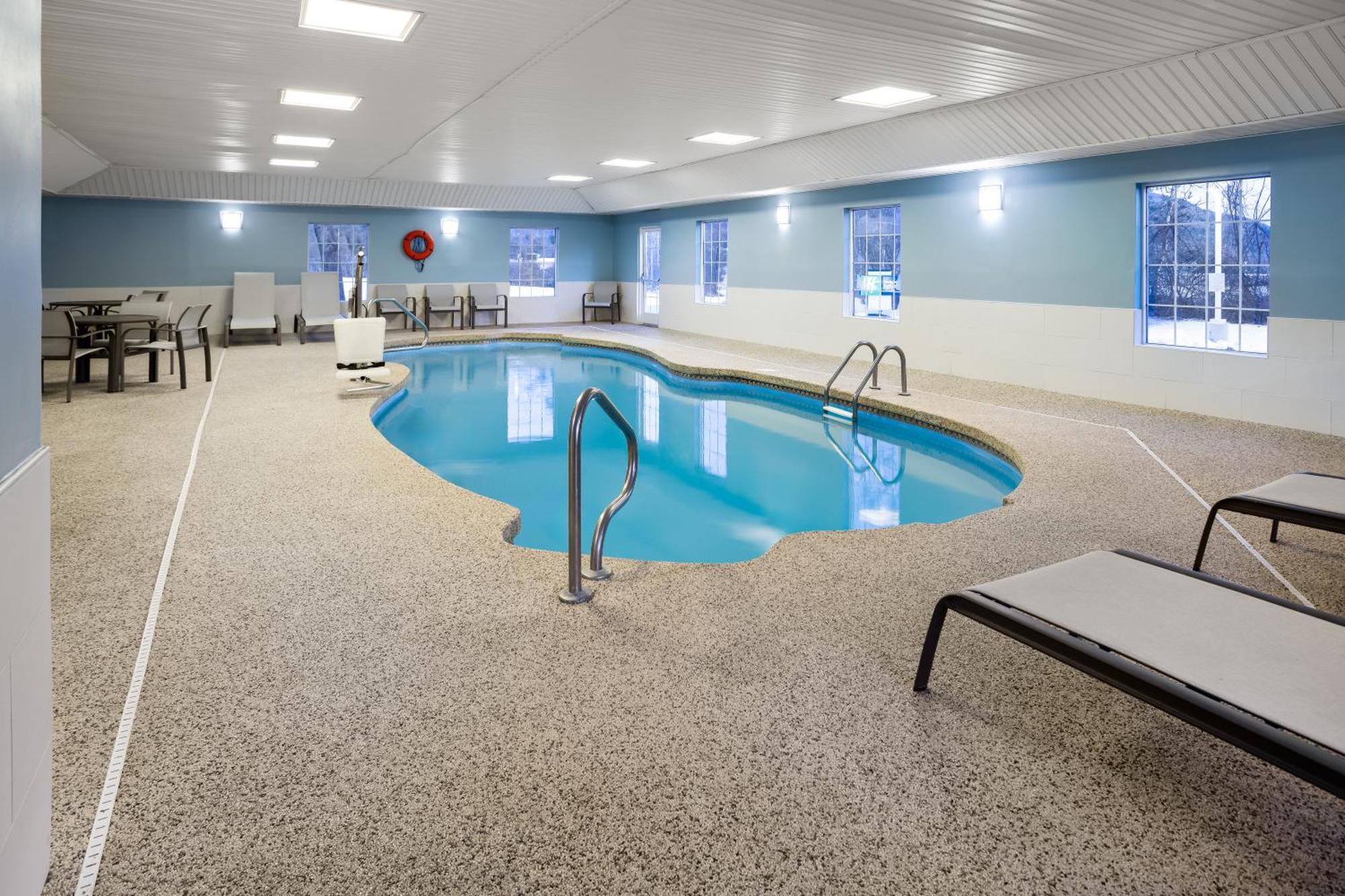 Holiday Inn Express Hotel & Suites Brattleboro By Ihg Extérieur photo