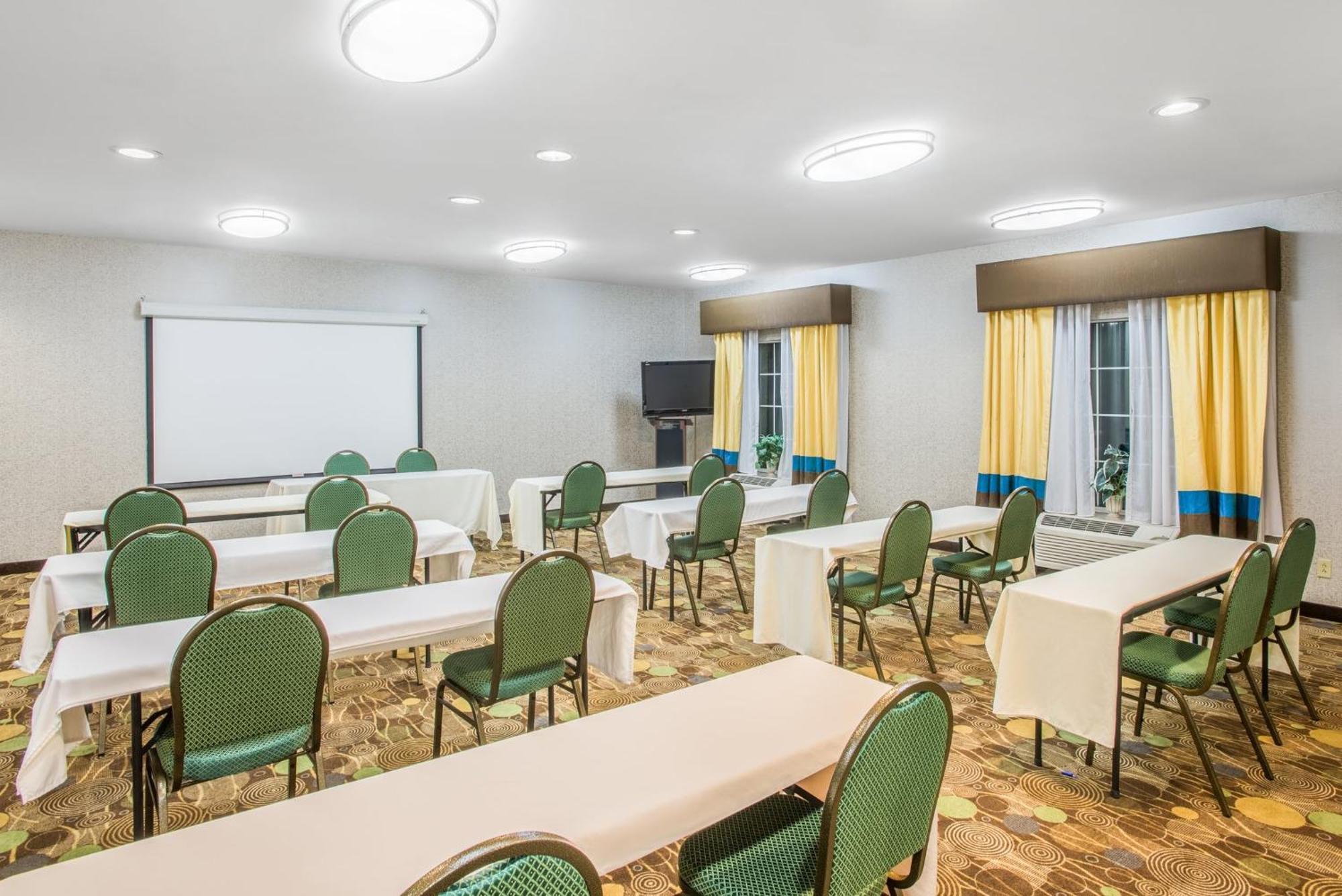 Holiday Inn Express Hotel & Suites Brattleboro By Ihg Extérieur photo