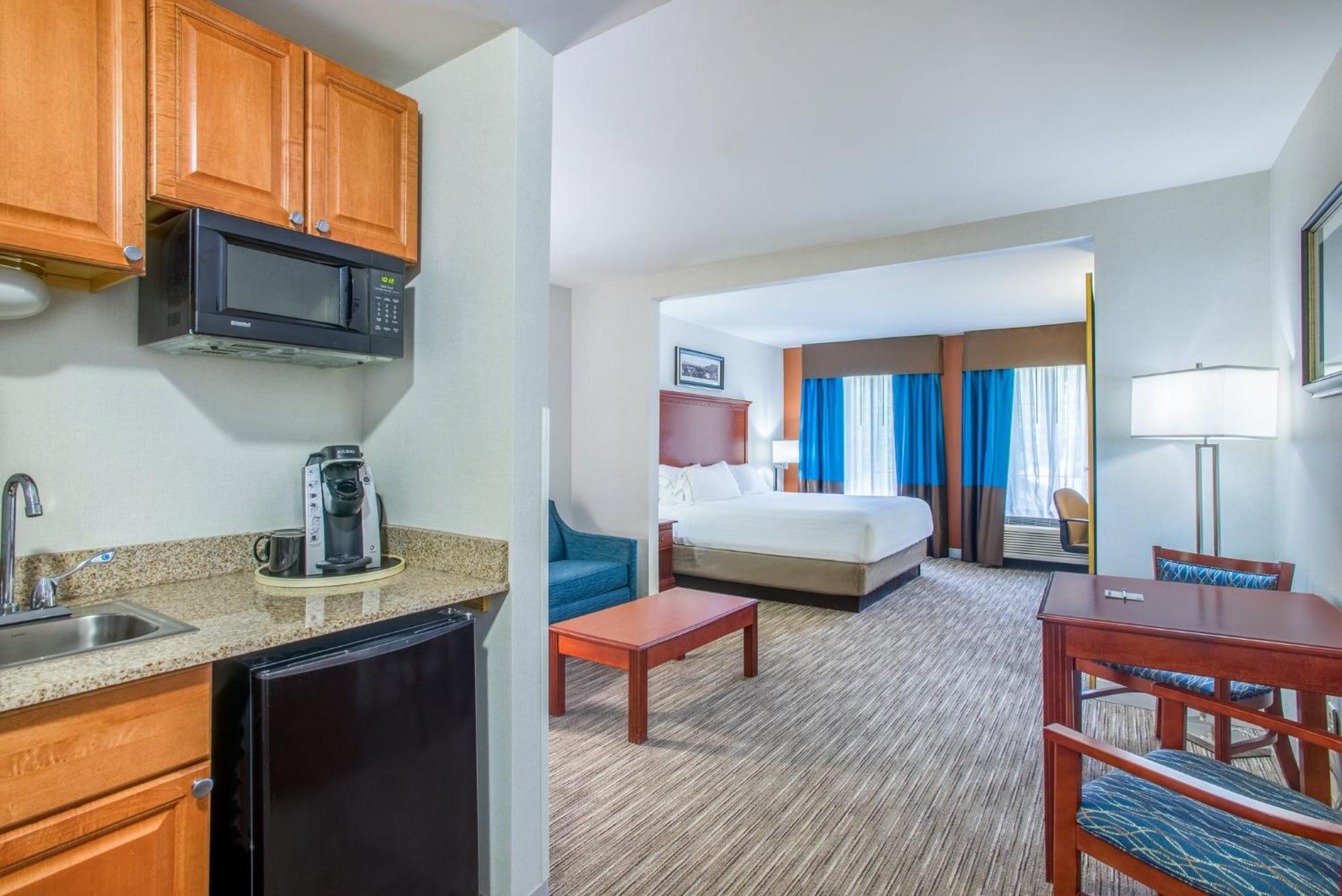 Holiday Inn Express Hotel & Suites Brattleboro By Ihg Extérieur photo